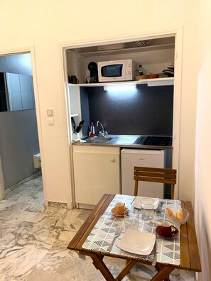 Réfrigérateur, micro-ondes, cafetière/bouilloire, bouilloire électrique