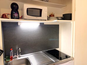 Réfrigérateur, micro-ondes, cafetière/bouilloire, bouilloire électrique