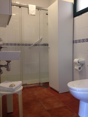 Bathroom - La Refrada: Studio Terrace Garden View (Sanxenxo)