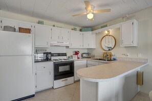 Fridge, microwave, oven, stovetop - Beachcrest 17-Oceanfront 76th St, Free WiFi, AC (Ocean City)