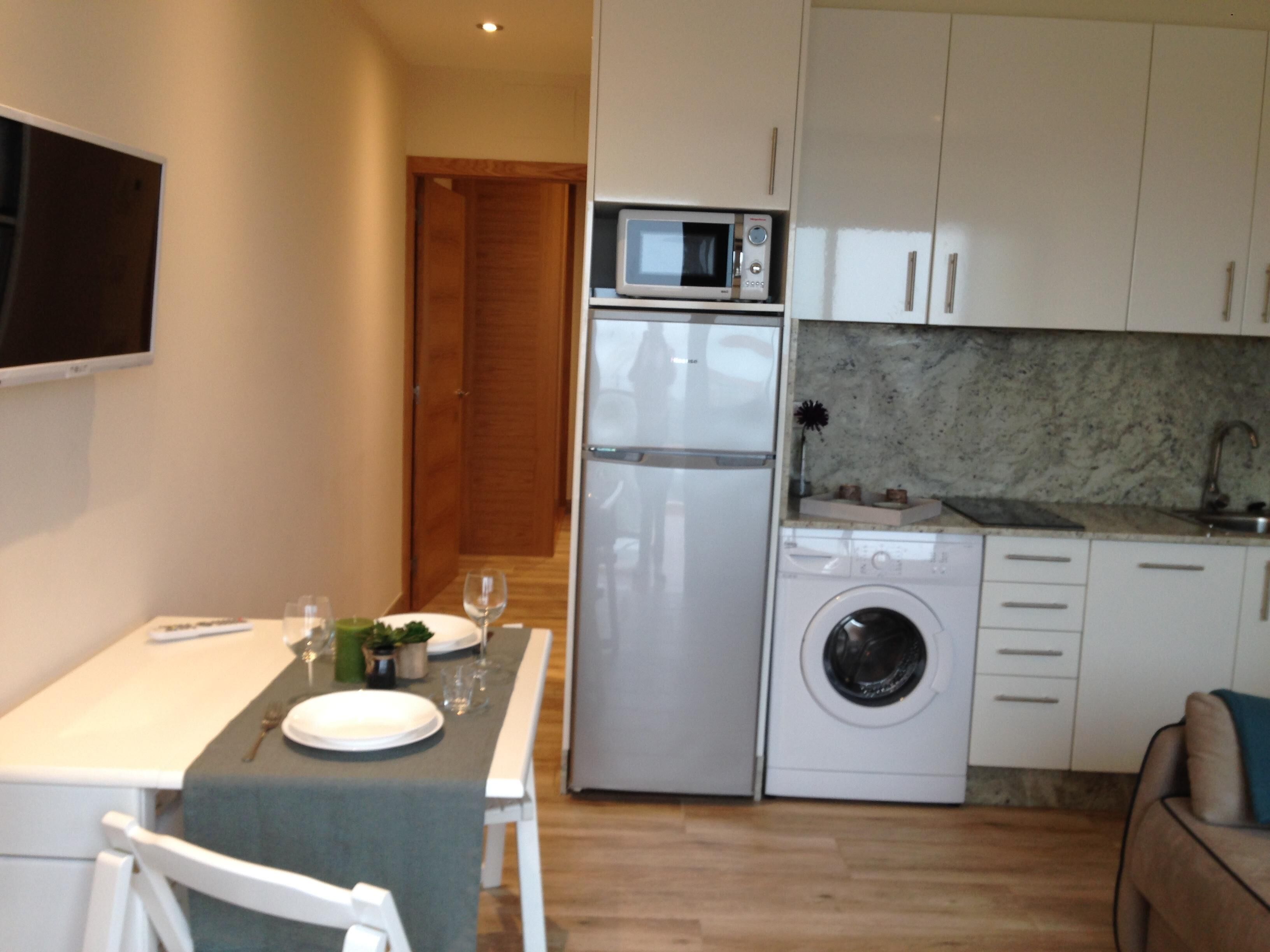 Een magnetron, een kookplaat, een vaatwasser