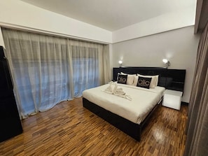 Habitación familiar | Caja de seguridad en la habitación y escritorio