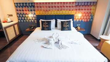 Studio Superior | Brankas, meja kerja, ruang kerja ramah laptop, dan setrika/meja setrika