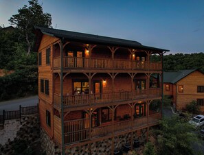 Exterior - Gorgeous Views, Hot Tub, Game Room, and Free Attraction Passes, Resort Pool (Gatlinburg,)