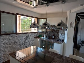 ثلاجة، ميكروويف، فرن، موقد طهي مسطح