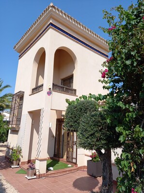 المنشأة من الخارج