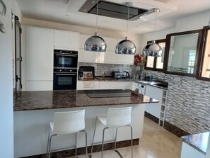 ثلاجة، ميكروويف، فرن، موقد طهي مسطح