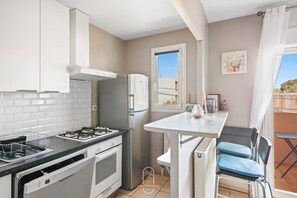 Fridge, microwave, oven, dishwasher - Hyères T2 5mn plage Almanarre CLiM/PK/WiFi (HYERES)