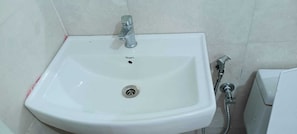 Combined shower/bathtub, towels, soap, toilet paper - COUPLE FRIENDLY IN LAJPAT NAGAR (New Delhi)