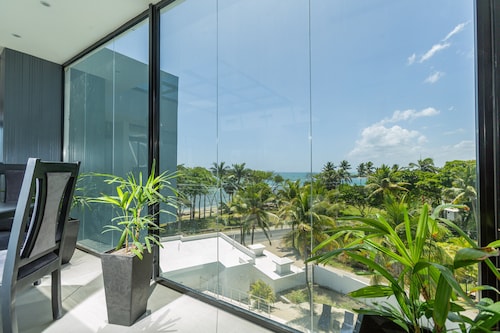 Skylight Suites Restaurant Bar