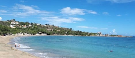 På stranden