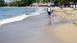On the beach - Skylight Suites Restaurant Bar (Puerto Plata)