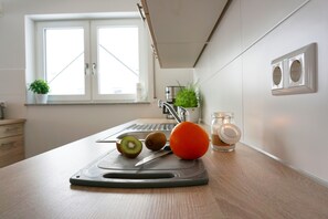 Réfrigérateur, four à micro-ondes, un four, surface de cuisson