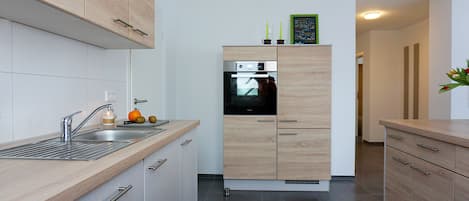 Kühlschrank, Mikrowelle, Ofen, Herdplatte