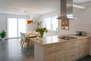 Fridge, microwave, oven, stovetop - Arrive-feel-good-enjoy, apartment Schöne Lau, attic, 3 bedrooms, max. 6 pers. (Blaubeuren)