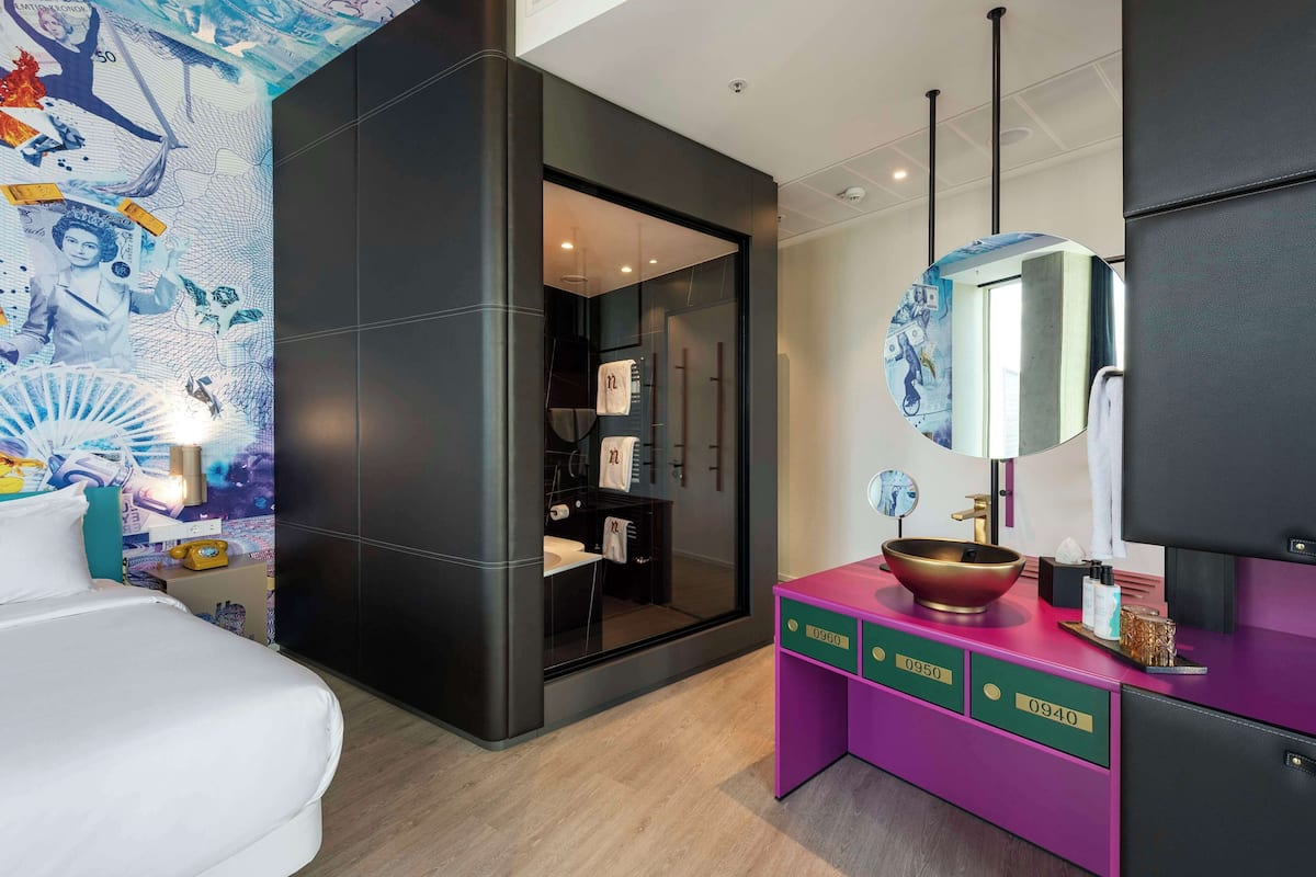 Minibar, caixa forta a l'habitació i escriptori