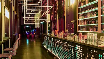 2 Bars/Lounges