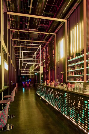 2 bares/lounges