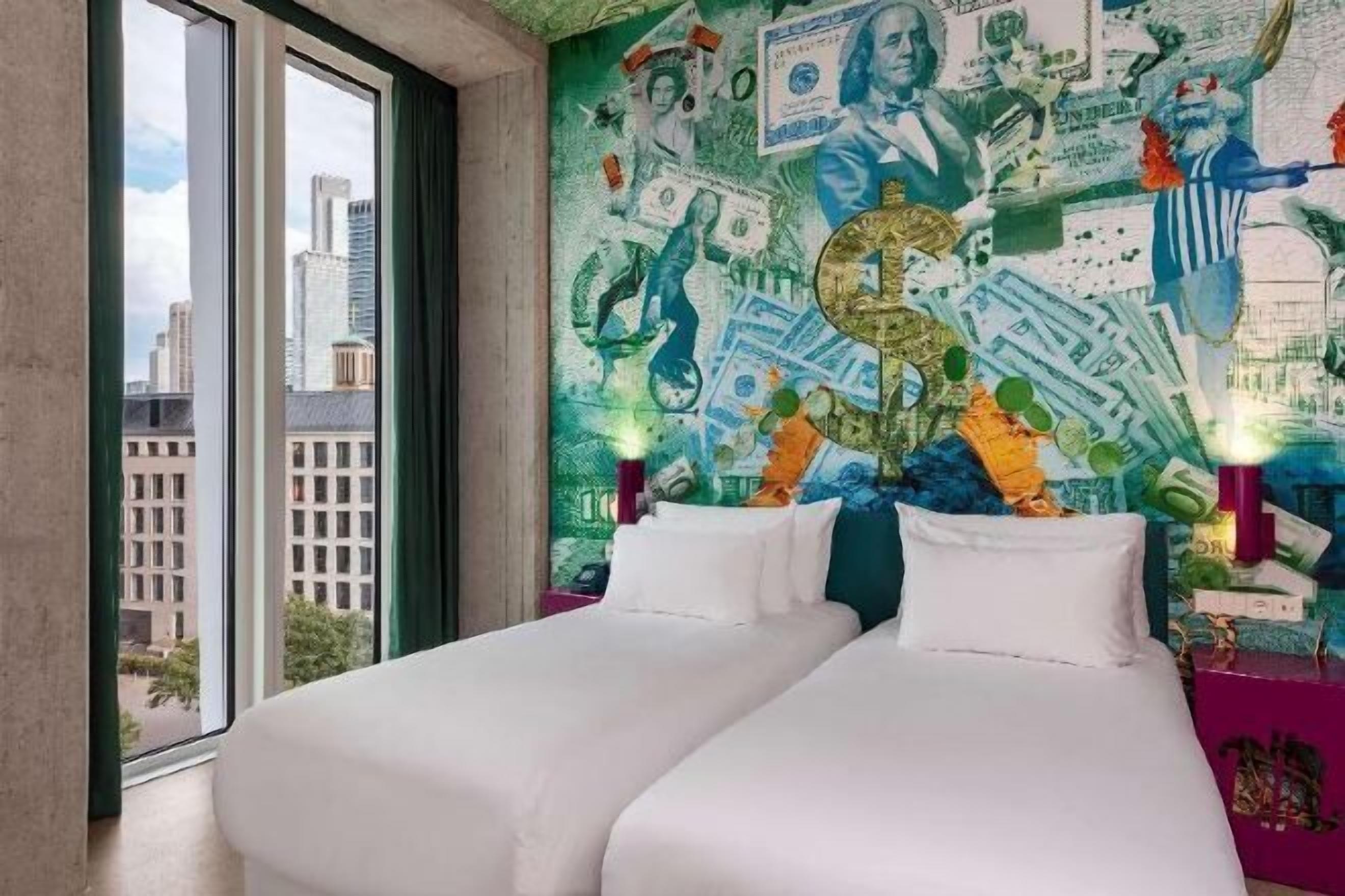 迷你吧、客房内保险箱、办公桌、隔音