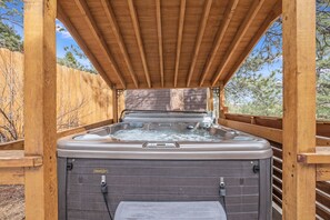 House, 5 Bedrooms | Outdoor spa tub