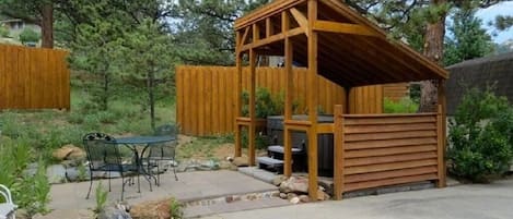 House, 5 Bedrooms | Outdoor dining