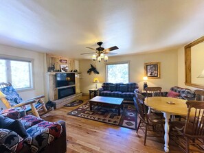 House, 5 Bedrooms | Living area