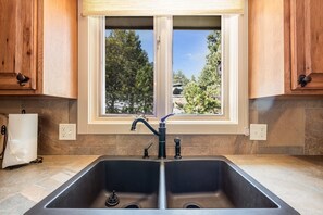 House, 5 Bedrooms | Private kitchen