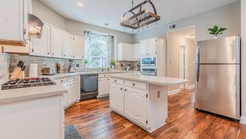 Rumah, 5 kamar tidur | Dapur pribadi | Lemari es, oven, mesin pembuat kopi/teh, dan pemanggang roti