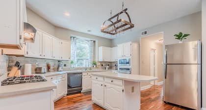 Discount Included! Stunning, Modern, Spacious Getaway Fits Any Group, 2 Game Rooms, Hot Tub 5 Bedroom Home by Redawning