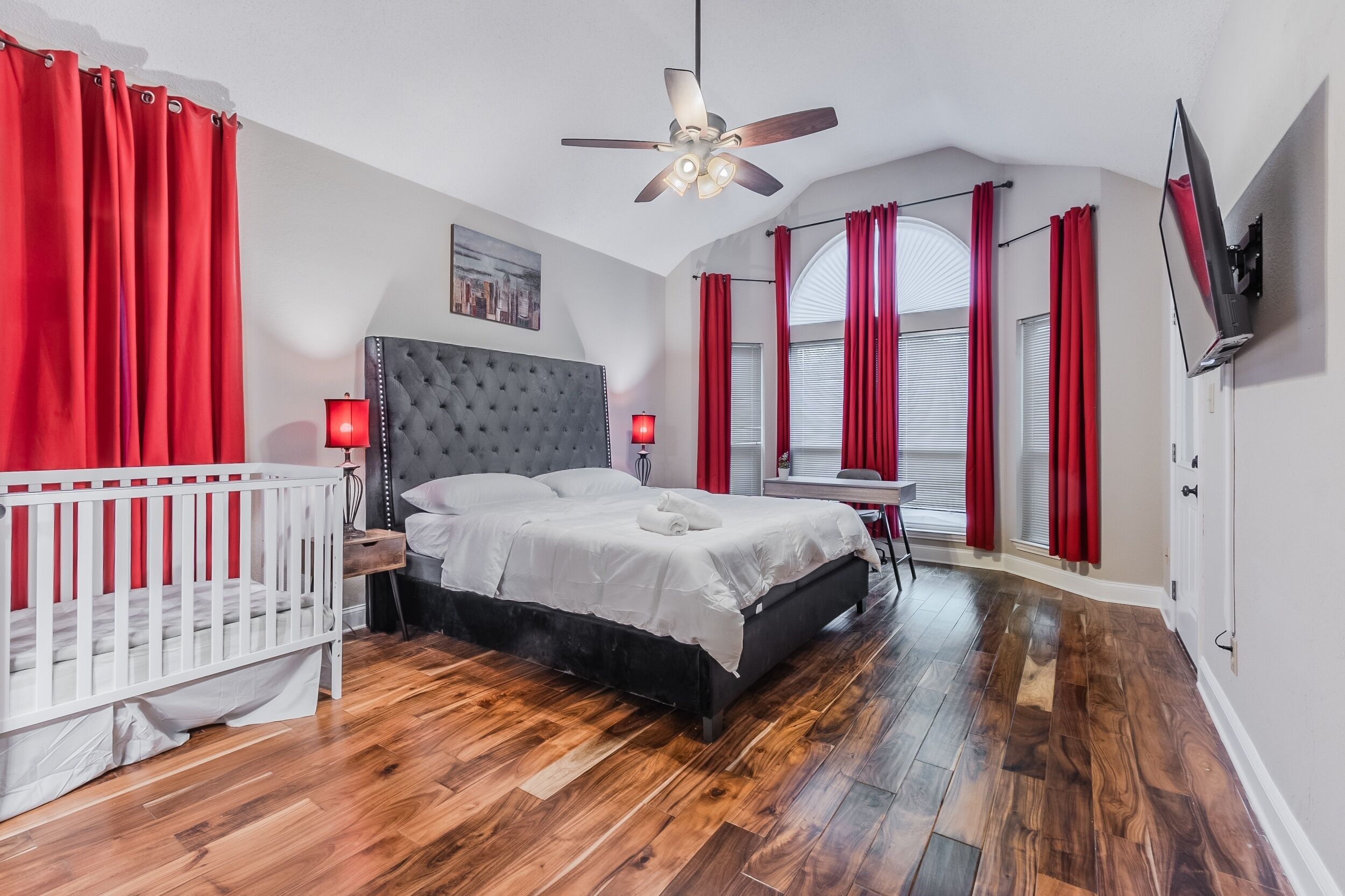 Discount Included! Stunning, Modern, Spacious Getaway Fits Any Group, 2 Game Rooms, Hot Tub 5 Bedroom Home by Redawning