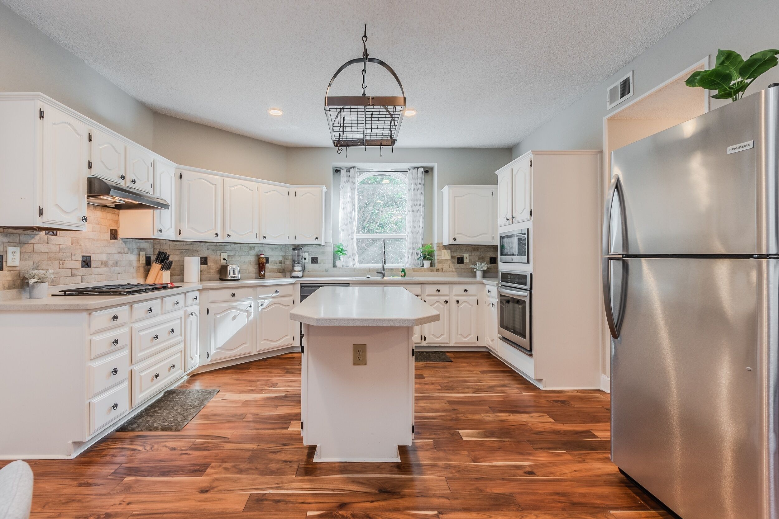 House, 5 Bedrooms | Private kitchen | Fridge, oven, coffee/tea maker, toaster