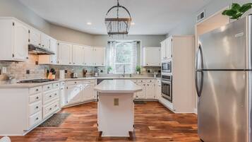 House, 5 Bedrooms | Private kitchen | Fridge, oven, coffee/tea maker, toaster