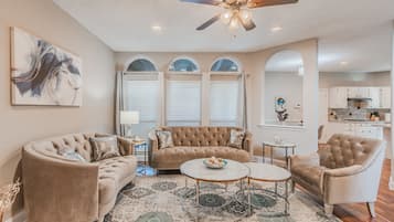 Rumah, 5 kamar tidur | Ruang keluarga | Smart TV