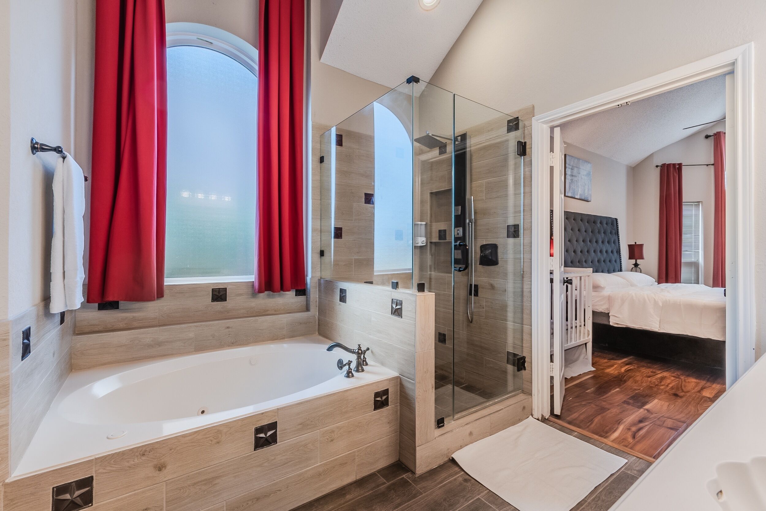 Discount Included! Stunning, Modern, Spacious Getaway Fits Any Group, 2 Game Rooms, Hot Tub 5 Bedroom Home by Redawning