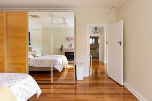 3 bedrooms, desk, blackout drapes, iron/ironing board - Birkinshaw Villa ( 3 Bedroom with Parkings ) (Manningham)