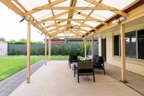 Terrace/patio - Birkinshaw Villa ( 3 Bedroom with Parkings ) (Manningham)