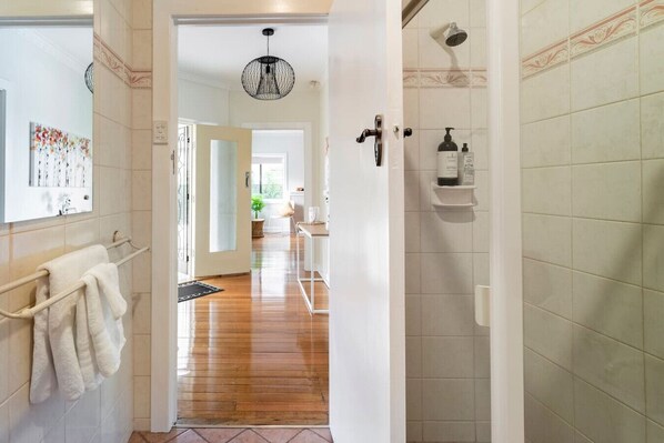 Combined shower/bathtub, hair dryer, towels