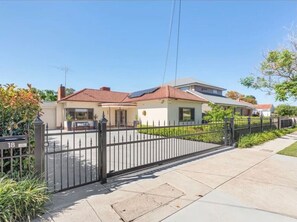 Exterior - Birkinshaw Villa ( 3 Bedroom with Parkings ) (Manningham)