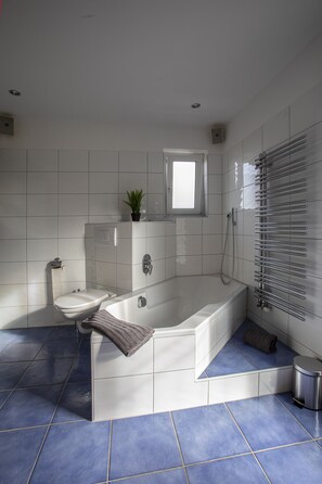 Badekar, hårføner, håndklær og såpe