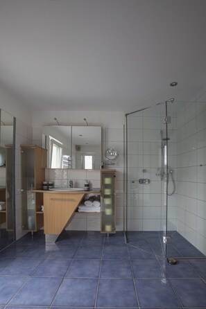Een bad, een haardroger, handdoeken, zeep