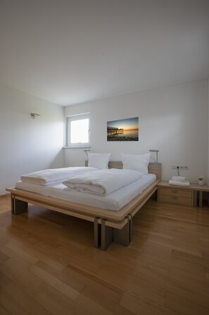 4 Schlafzimmer, Schreibtisch, Bügeleisen/Bügelbrett, Reisekinderbett