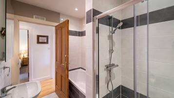 House, Multiple Beds | Bathroom | Separate bathtub and shower, deep-soaking bathtub, hair dryer, towels