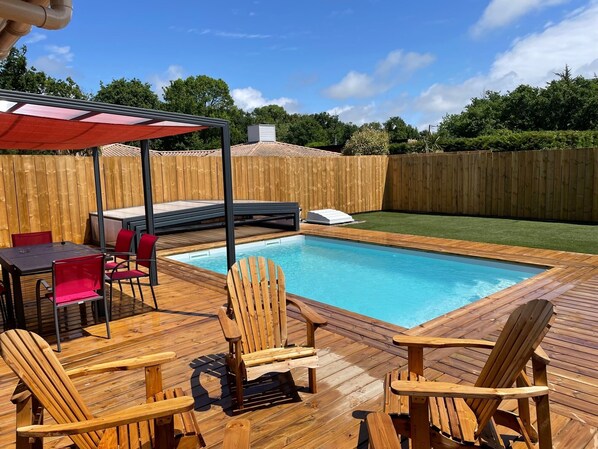 Alberca techada y alberca al aire libre