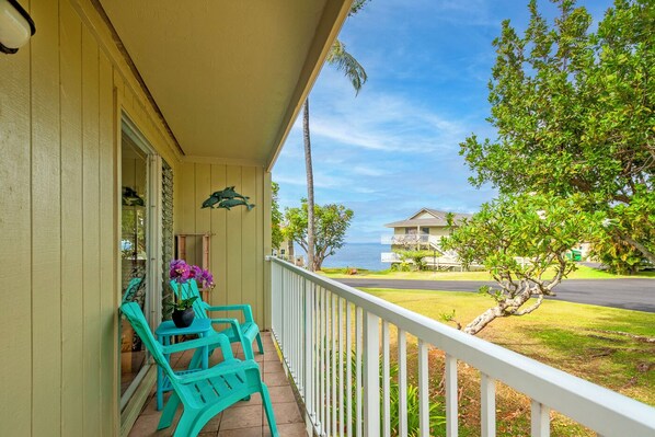 Property grounds - Classic Princeville Charmer - Comfy and Spacious 2BR Condo w/ Huge Lanai (Princeville)