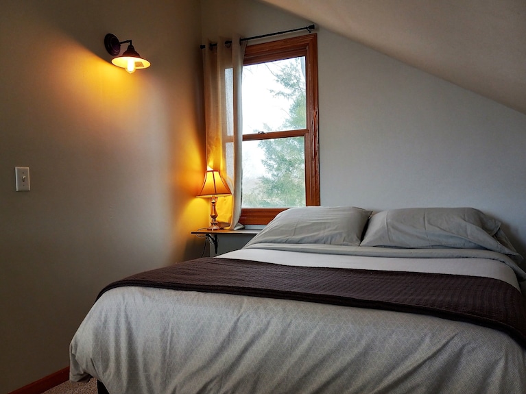 Robin's Roost - A Lofted Condo On The Wisconsin River - Portage, WI