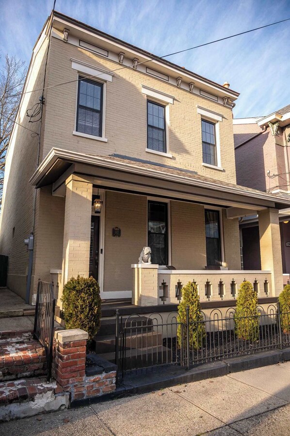 Unclassified image, 1 of 27, button