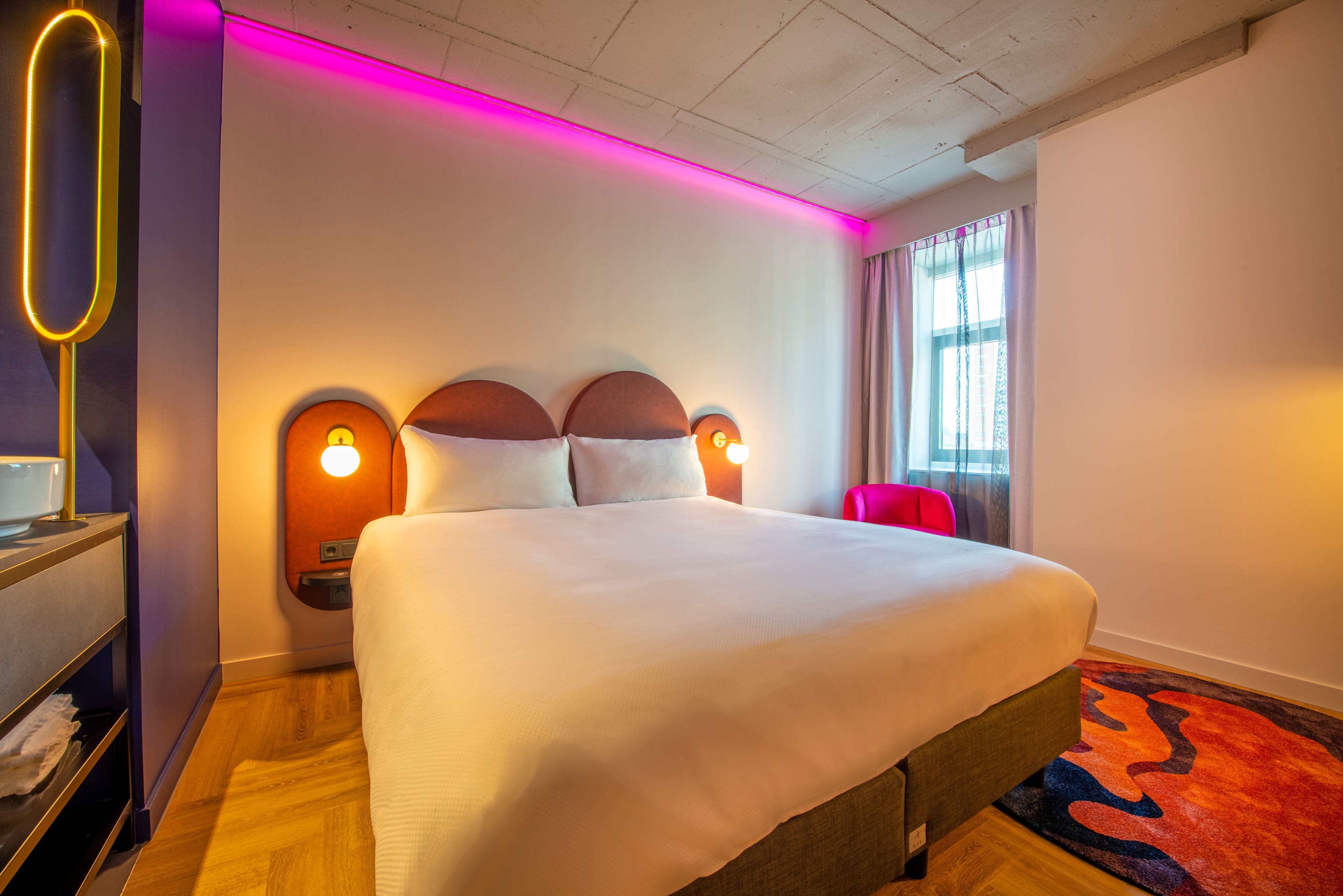 Luxe beddengoed, een kluis op de kamer, een bureau, een laptopwerkplek