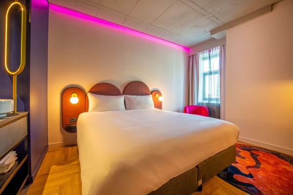 Premium bedding, in-room safe, desk, laptop workspace