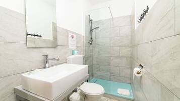 City-Zimmer | Badezimmer | Dusche, Regendusche, Haartrockner