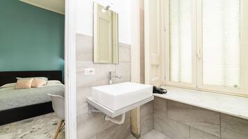 Habitación Confort | Baño | Regadera, regadera tipo lluvia, secadora de cabello